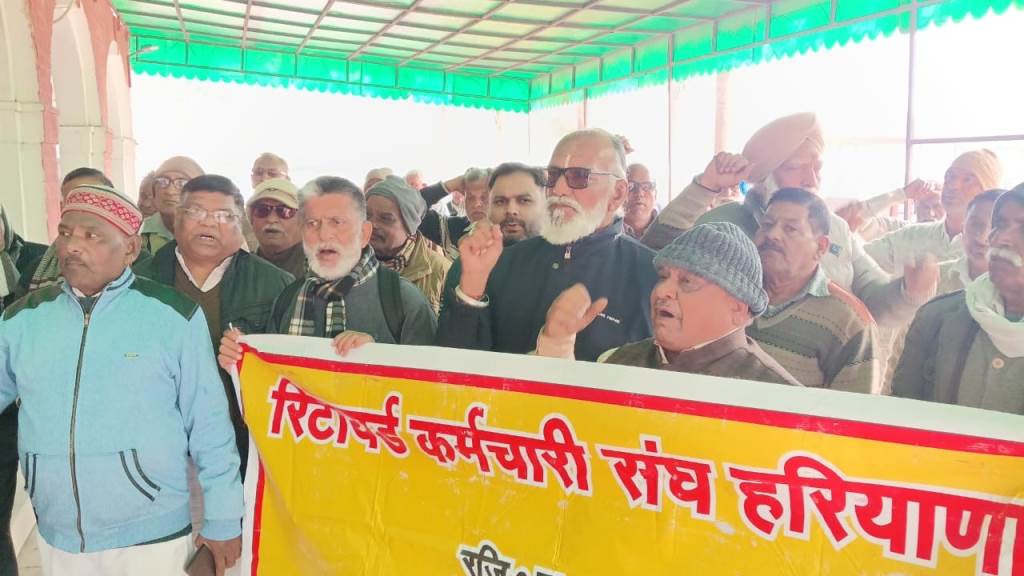 Retired Employees Association stages protest at Deputy Commissioners office memorandum submitted to City Magistrate addressed to the Honorable Prime Minister